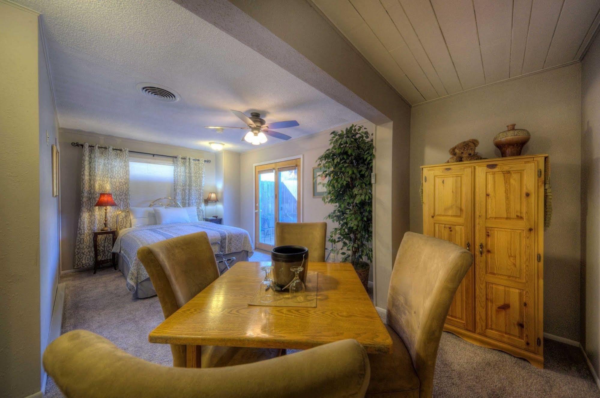 Black Forest Inn Bed & Breakfast Rapid City Exterior photo