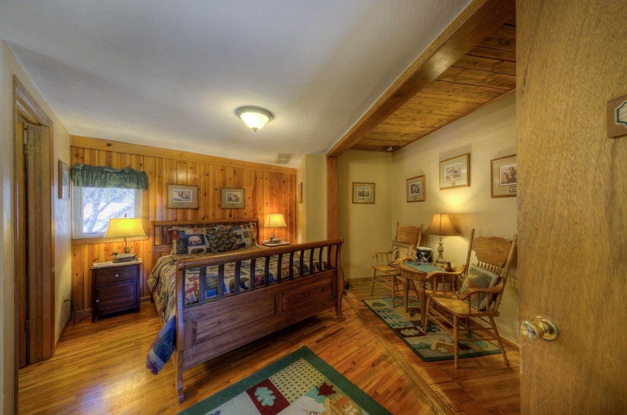 Black Forest Inn Bed & Breakfast Rapid City Exterior photo